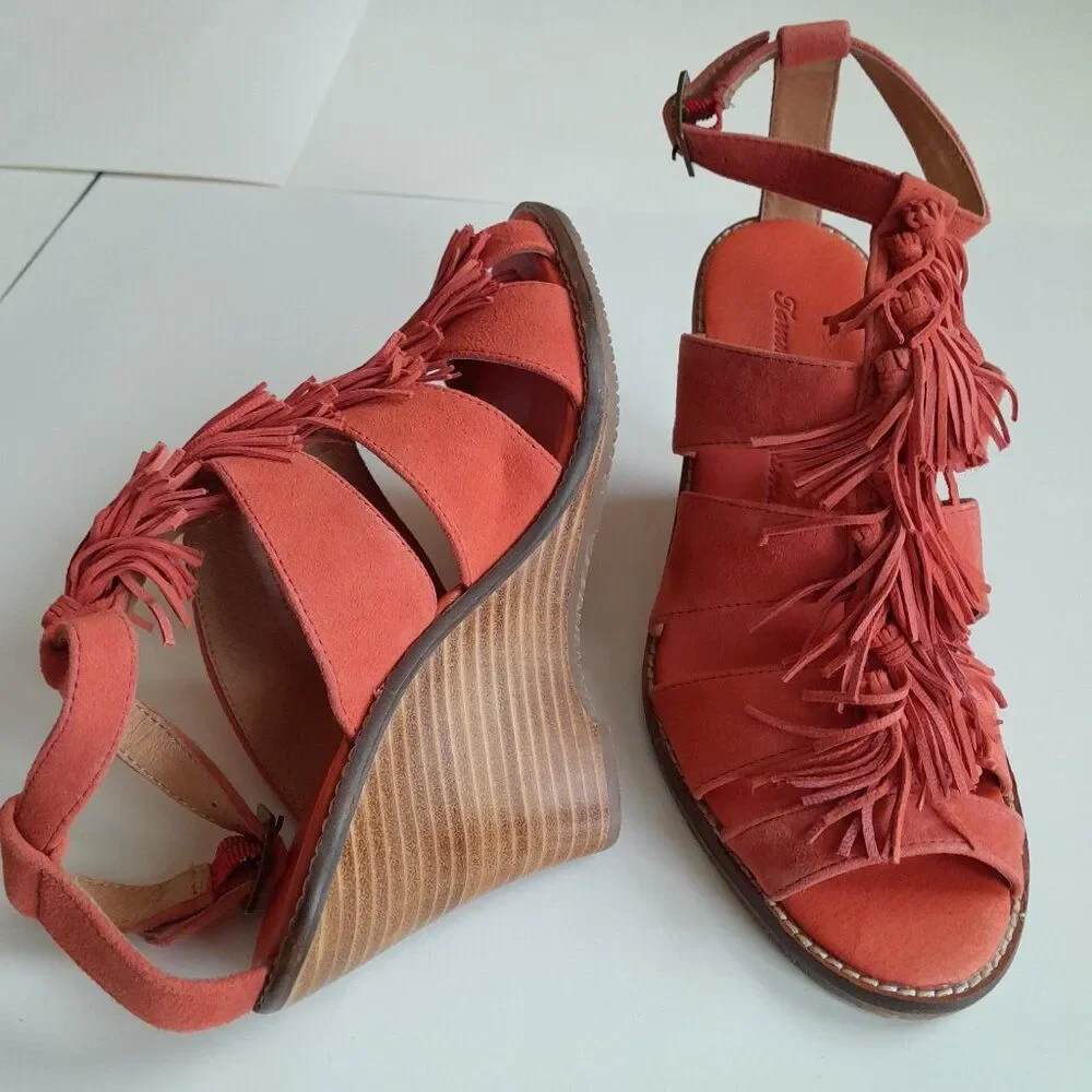 Tommy Bahama Palrinna Wedge Sandals Size 7 Tan Open Toe Tasseled Ankle Heel